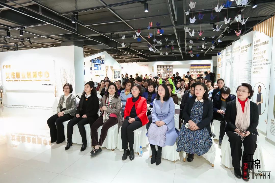 市婦聯(lián)主席劉梅(左四)帶隊(duì)實(shí)地視察廣州女性創(chuàng)業(yè)情況 市婦聯(lián)主席劉梅(左四)帶隊(duì)實(shí)地視察廣州女性創(chuàng)業(yè)情況